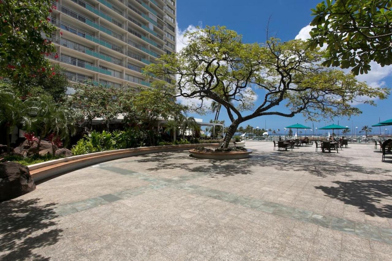 Ilikai Apt 302 - Spacious Studio With Stunning Ocean & Harbor Views Honolulu Luaran gambar